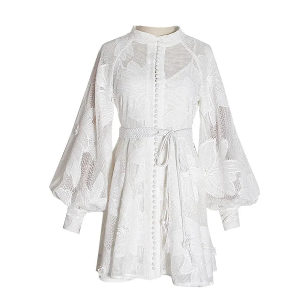 Robe blanche élégante avec col montant manches longues