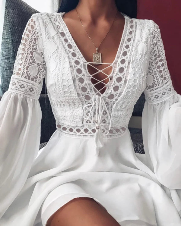 Robe blanche courte avec manches longues et col en v volants