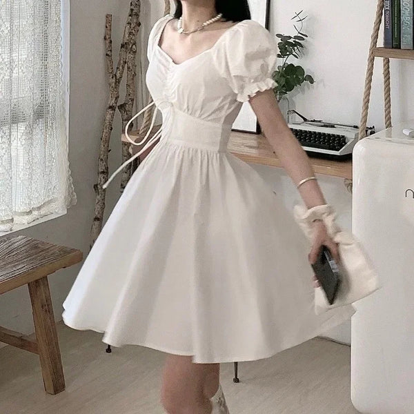 Mini-robe blanche vintage avec manches pour femme