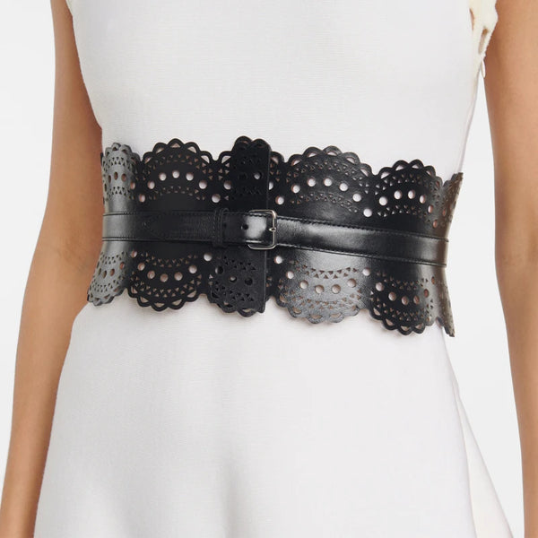 Ceinture pour robe large en cuir sculpté avec boucle argentée ajustable