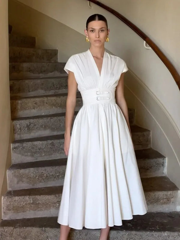 Robe blanche longue élégante avec manches volante pour soirée estivale