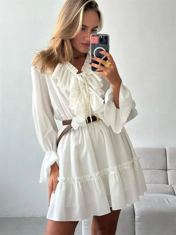 Robe blanche élégante avec col en v et manches longues