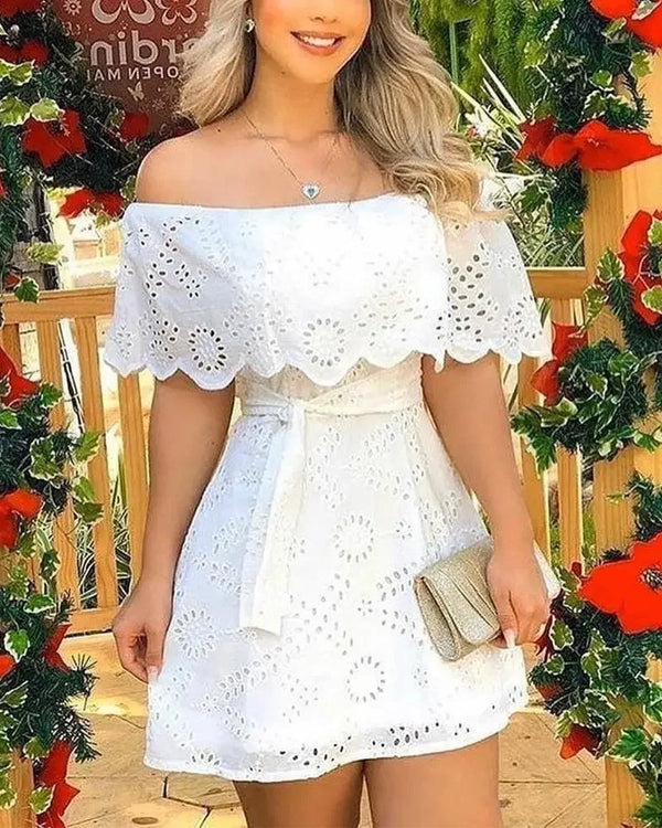 Mini-robe blanche élégante et en dentelle pour vacances d'été